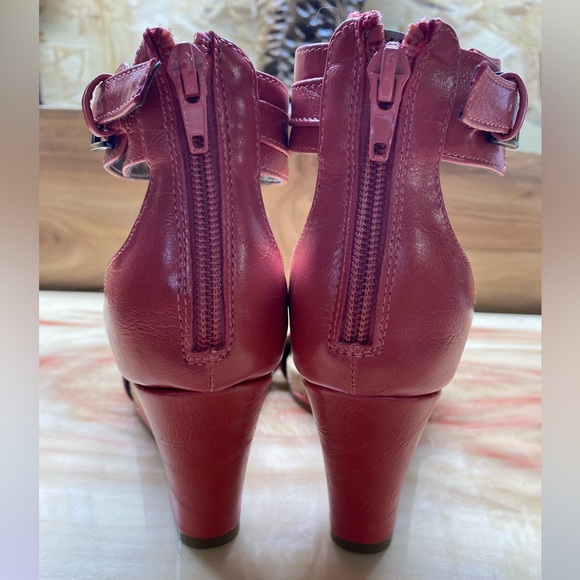 Toetos Wedge Ankle Strap Sandals - Picture 9 of 12